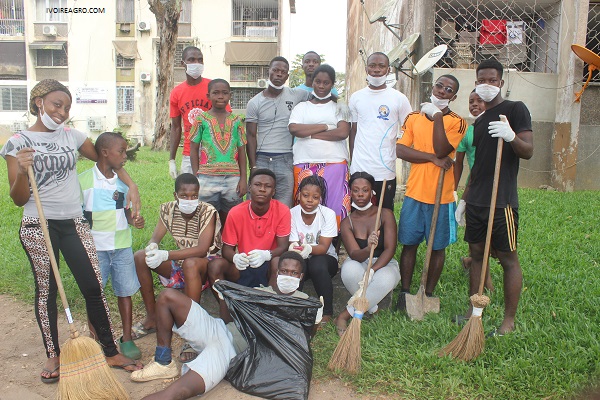 31/12/17  Amlioration du cadre de vie : les jeunes de la cit les 56 logements de la Cit des Arts de Cocody donnent le bon exemple en cette fin danne 